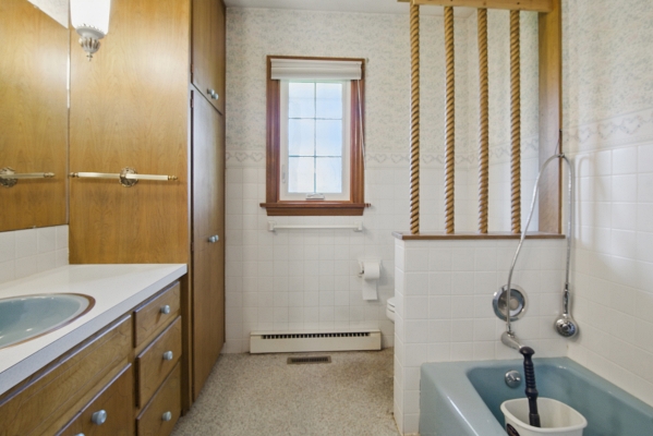 202 Wassenberg Dr, 2 Bedrooms Bedrooms, 6 Rooms Rooms,2 BathroomsBathrooms,Residential,For Sale,Wassenberg Dr,114801