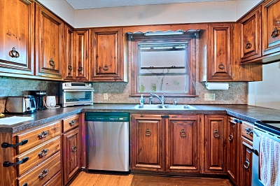 4 Bedrooms Bedrooms, 11 Rooms Rooms,2 BathroomsBathrooms,Residential,For Sale,114809