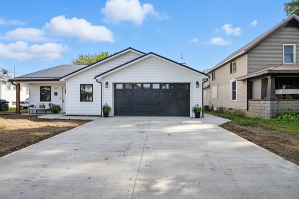 228 W Second St, 3 Bedrooms Bedrooms, 5 Rooms Rooms,2 BathroomsBathrooms,Residential,For Sale,W Second St,114840