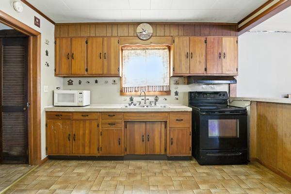 1006 Hughes St, 3 Bedrooms Bedrooms, 5 Rooms Rooms,1 BathroomBathrooms,Residential,For Sale,Hughes St,114845