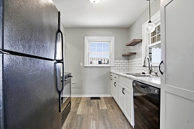 1040 Elm St, 3 Bedrooms Bedrooms, 5 Rooms Rooms,1 BathroomBathrooms,Residential,For Sale,Elm St,114867