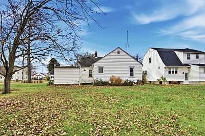 1040 Elm St, 3 Bedrooms Bedrooms, 5 Rooms Rooms,1 BathroomBathrooms,Residential,For Sale,Elm St,114867