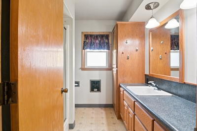 11207 Poe Rd, 3 Bedrooms Bedrooms, 7 Rooms Rooms,1 BathroomBathrooms,Residential,For Sale,Poe Rd,114908
