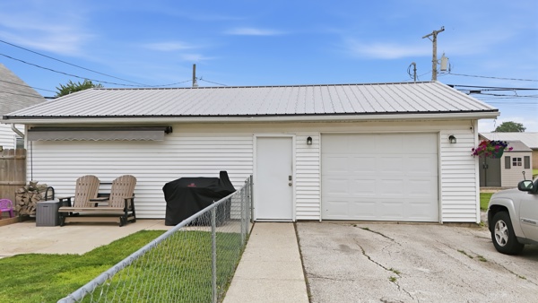 527 W Market St, 4 Bedrooms Bedrooms, 11 Rooms Rooms,2 BathroomsBathrooms,Residential,For Sale,W Market St,114913
