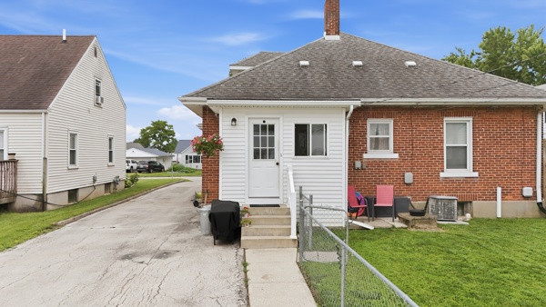527 W Market St, 4 Bedrooms Bedrooms, 11 Rooms Rooms,2 BathroomsBathrooms,Residential,For Sale,W Market St,114913