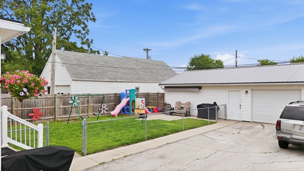 527 W Market St, 4 Bedrooms Bedrooms, 11 Rooms Rooms,2 BathroomsBathrooms,Residential,For Sale,W Market St,114913