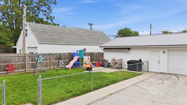 527 W Market St, 4 Bedrooms Bedrooms, 11 Rooms Rooms,2 BathroomsBathrooms,Residential,For Sale,W Market St,114913