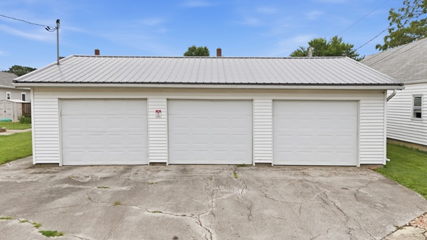 527 W Market St, 4 Bedrooms Bedrooms, 11 Rooms Rooms,2 BathroomsBathrooms,Residential,For Sale,W Market St,114913