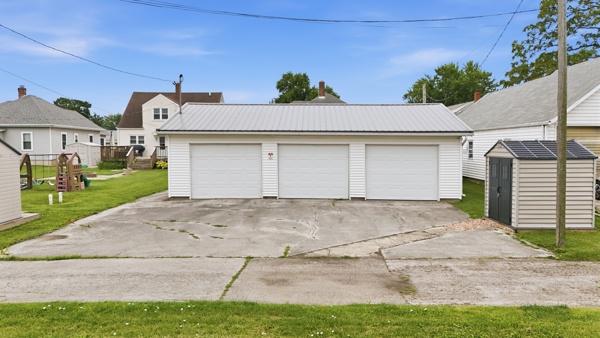 527 W Market St, 4 Bedrooms Bedrooms, 11 Rooms Rooms,2 BathroomsBathrooms,Residential,For Sale,W Market St,114913
