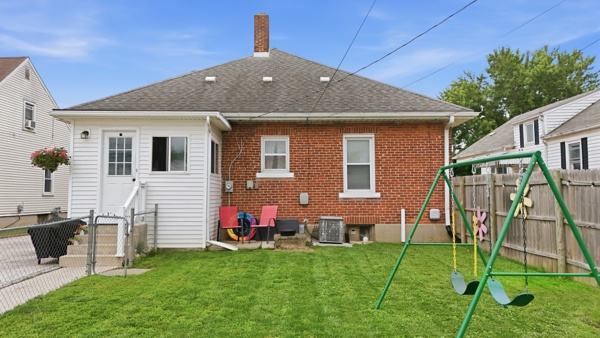 527 W Market St, 4 Bedrooms Bedrooms, 11 Rooms Rooms,2 BathroomsBathrooms,Residential,For Sale,W Market St,114913