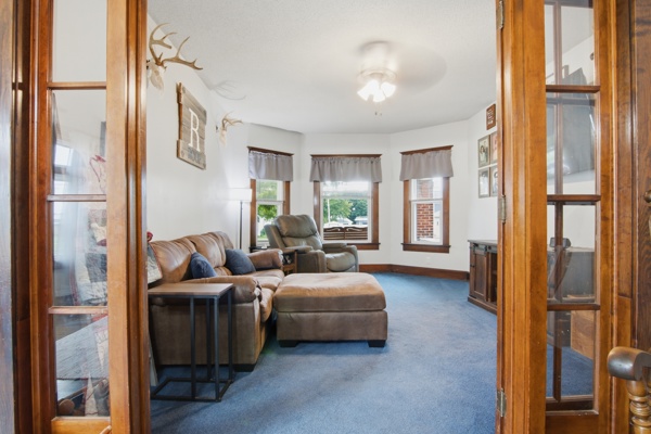 527 W Market St, 4 Bedrooms Bedrooms, 11 Rooms Rooms,2 BathroomsBathrooms,Residential,For Sale,W Market St,114913
