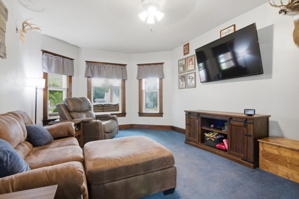 527 W Market St, 4 Bedrooms Bedrooms, 11 Rooms Rooms,2 BathroomsBathrooms,Residential,For Sale,W Market St,114913