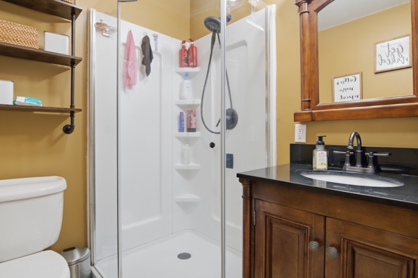 527 W Market St, 4 Bedrooms Bedrooms, 11 Rooms Rooms,2 BathroomsBathrooms,Residential,For Sale,W Market St,114913