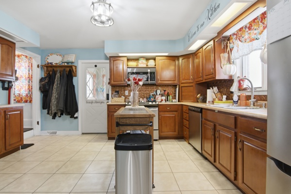 527 W Market St, 4 Bedrooms Bedrooms, 11 Rooms Rooms,2 BathroomsBathrooms,Residential,For Sale,W Market St,114913