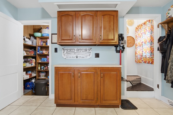 527 W Market St, 4 Bedrooms Bedrooms, 11 Rooms Rooms,2 BathroomsBathrooms,Residential,For Sale,W Market St,114913
