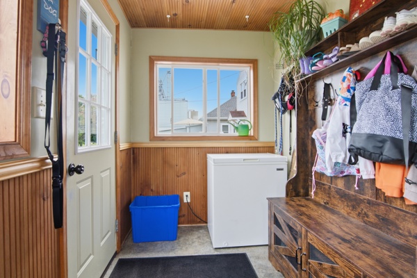 527 W Market St, 4 Bedrooms Bedrooms, 11 Rooms Rooms,2 BathroomsBathrooms,Residential,For Sale,W Market St,114913